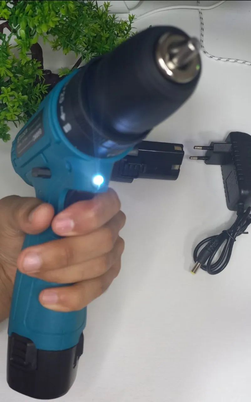 Pentrega gratuita, parafusadeira com duas baterias Novo na caixa  - Foto 2