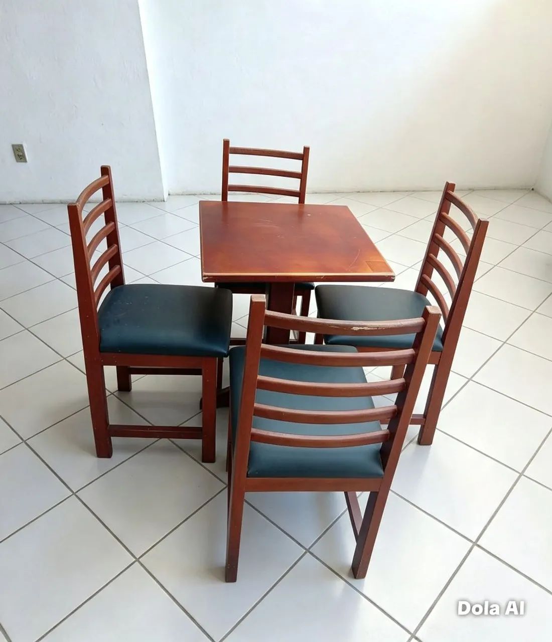 Mesa com cadeiras conservada 
