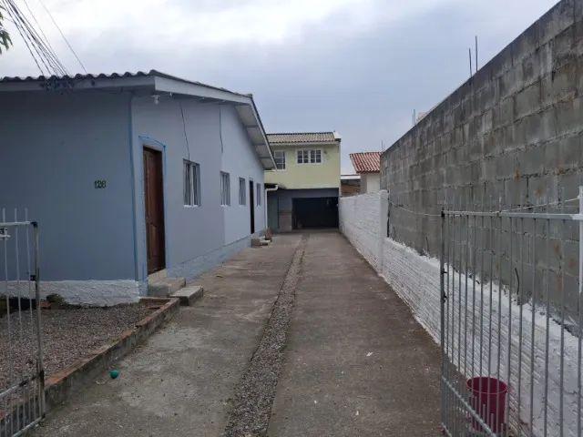 Imóvel com 4 casas no pátio na Barra do Aririu 