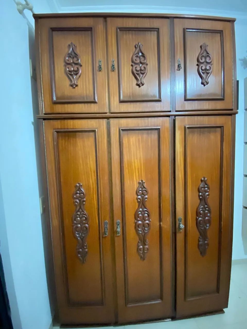Guarda roupa de madeira maciça 3 portas - Foto 2