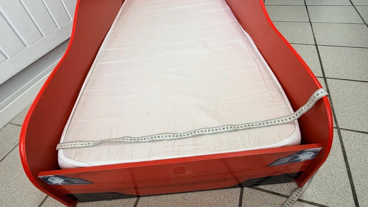 cama infantil em formato de carro com colchão  - Foto 2