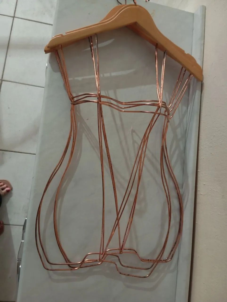 Cabide Silhueta Colan - Bronze 3D  - Foto 2