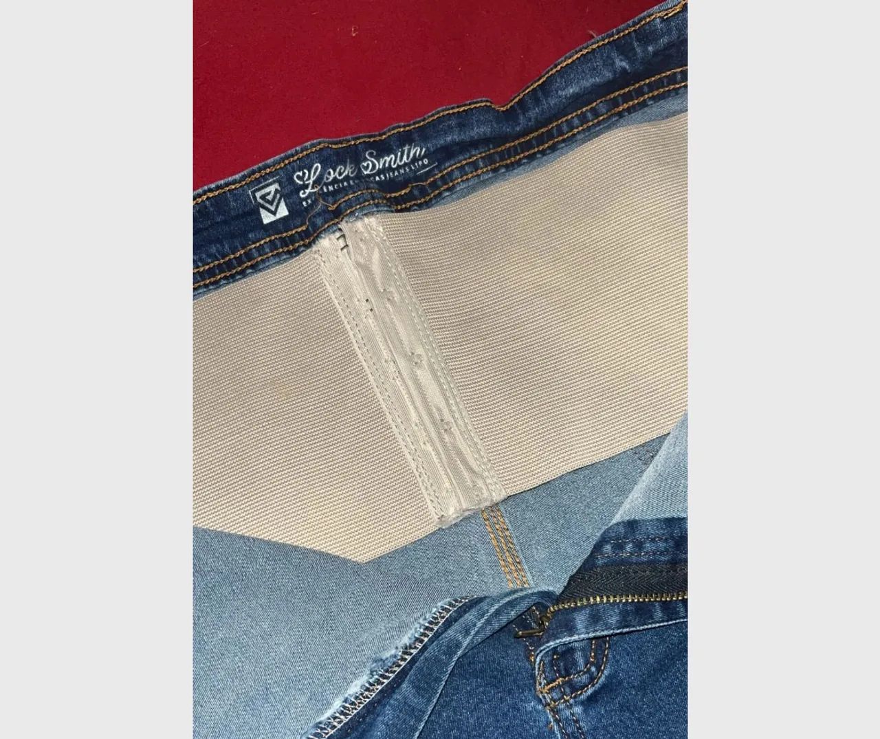 Calça jeans com cinta 