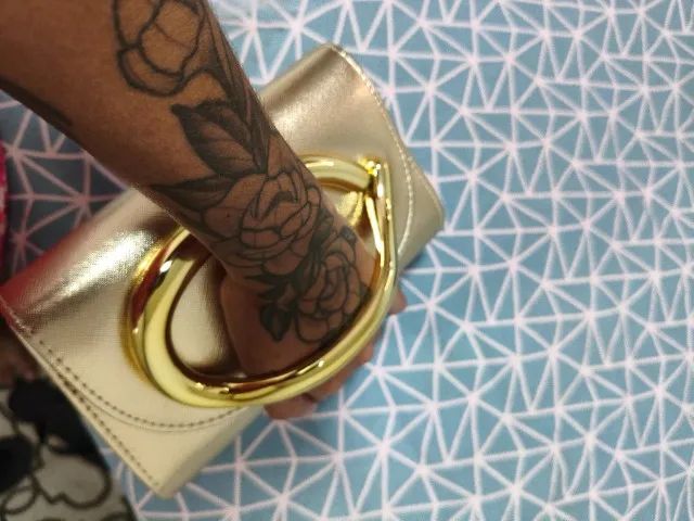 Clutch dourada com alça de mão  - Foto 4