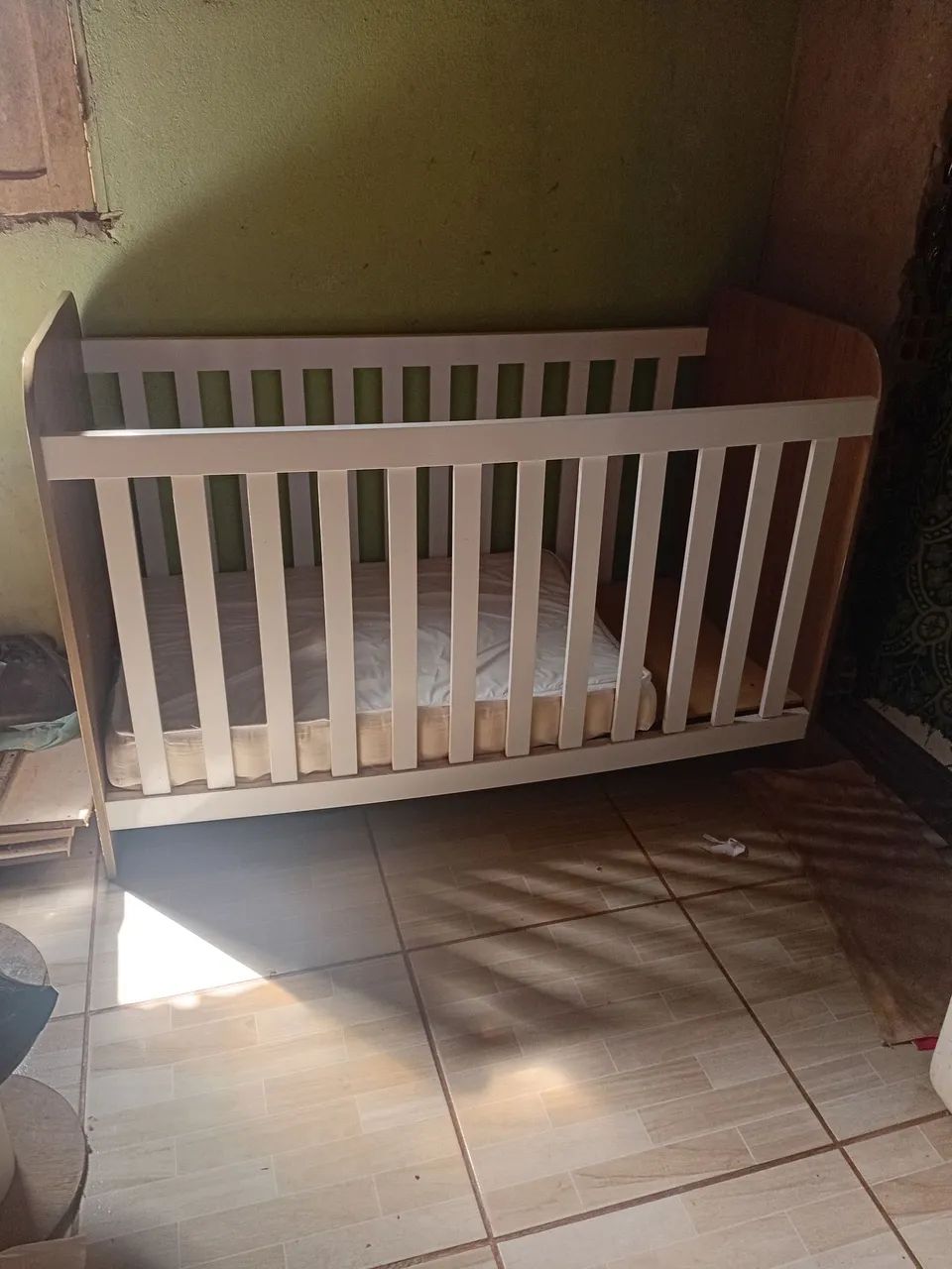 Berço, troco por celular 