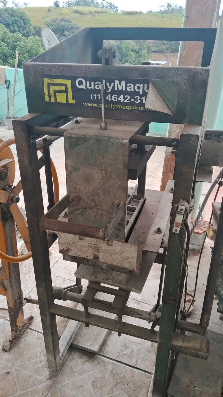 Maquina para fazer blocos de cimento com formas, de 10 e 15,betoneira, e palets para secar