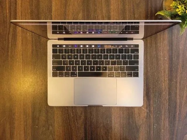 Apple Macbook Pro 2018 TouchBar - Core i5 | Quad Core | 256GB SSD | 8GB LPDDR3 | 13.3" - Foto 5