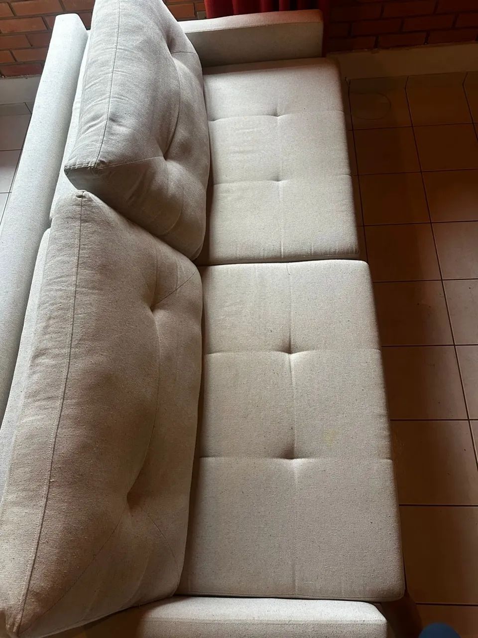 Lindo sofá moderno e espaçoso com abertura - Foto 4