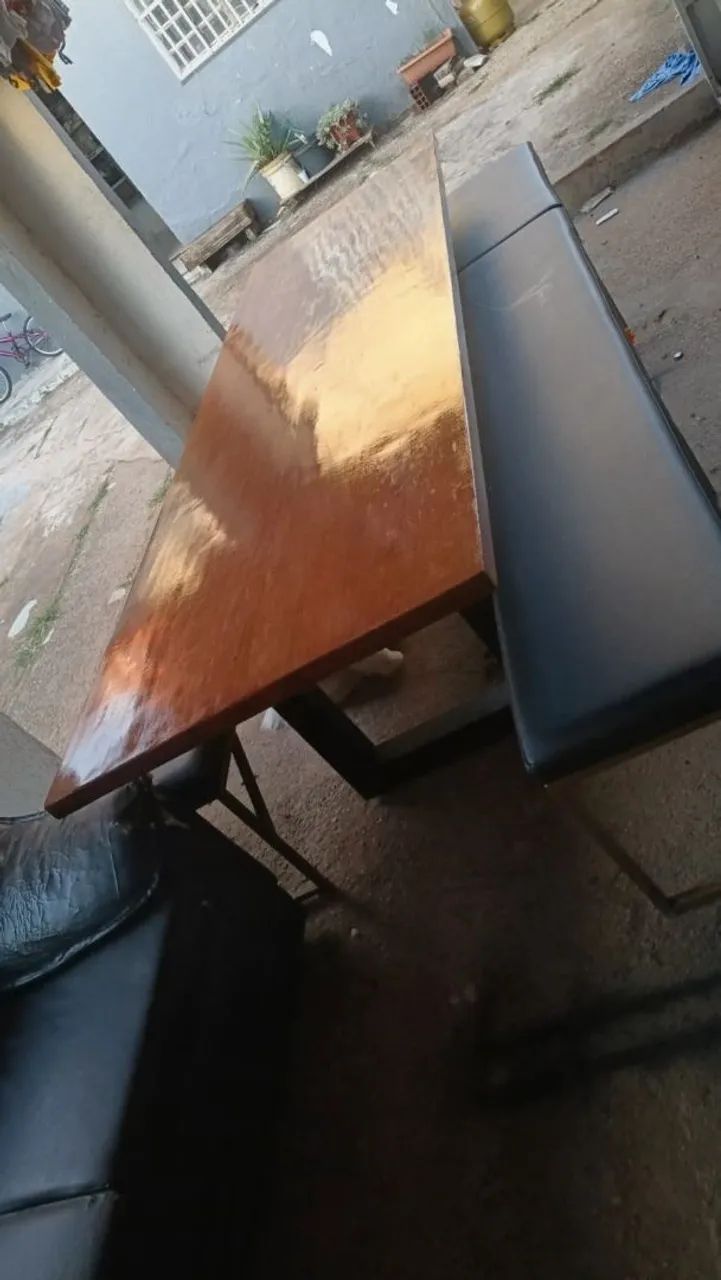 Mesa rústica 3,00 x 0,90 m com pés de ferro + bancos acolchoados