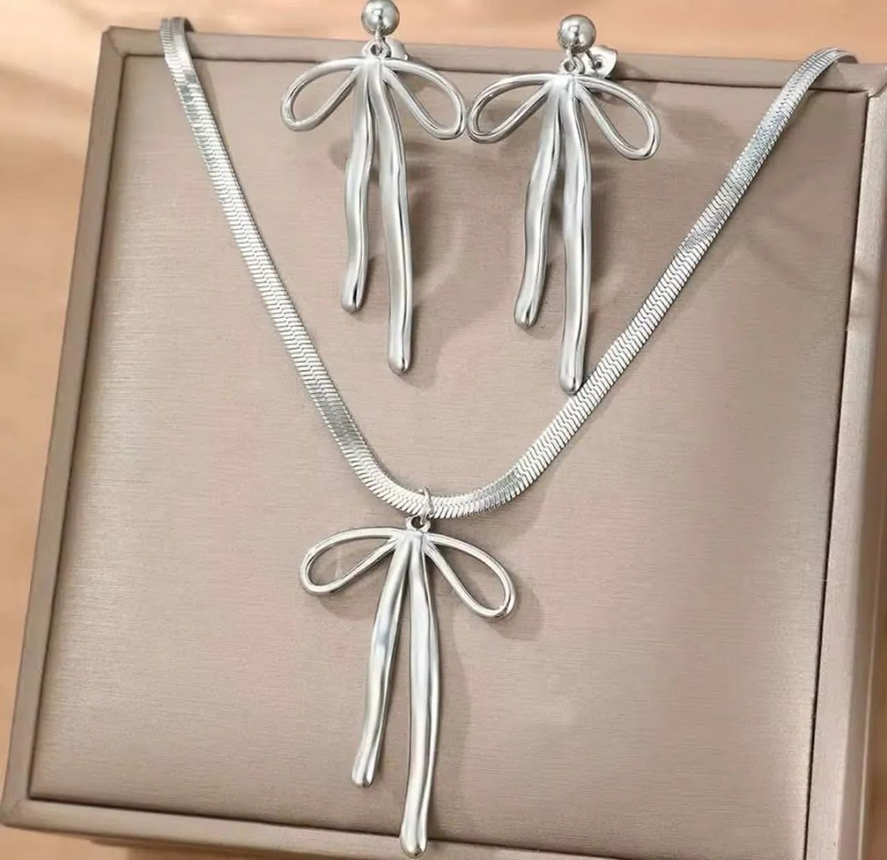 Conjunto de laço colar e brinco em aço inoxidável  - Foto 2