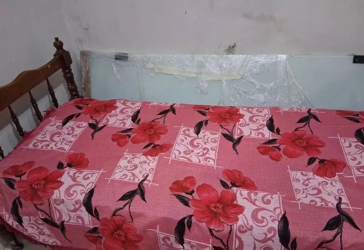 Cama de madeira maciça antiga com colchão  - Foto 2