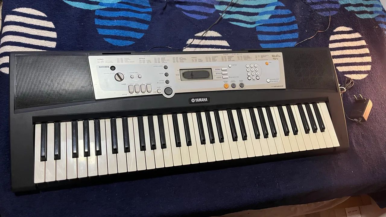 Teclado YAMAHA PSR-E203 preto - Foto 2