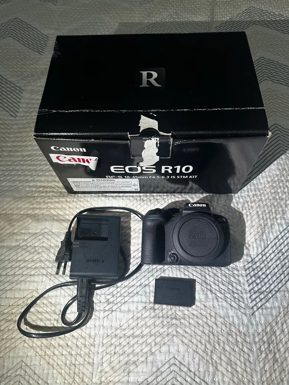Câmera Canon R10
