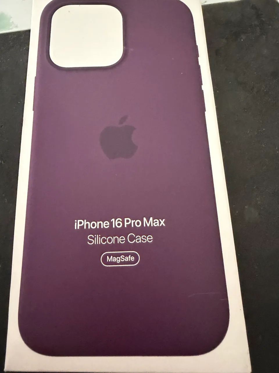 capa de silicone original da Apple para o iPhone 16 Pro Max na cor Ameixa (Plum). - Foto 2