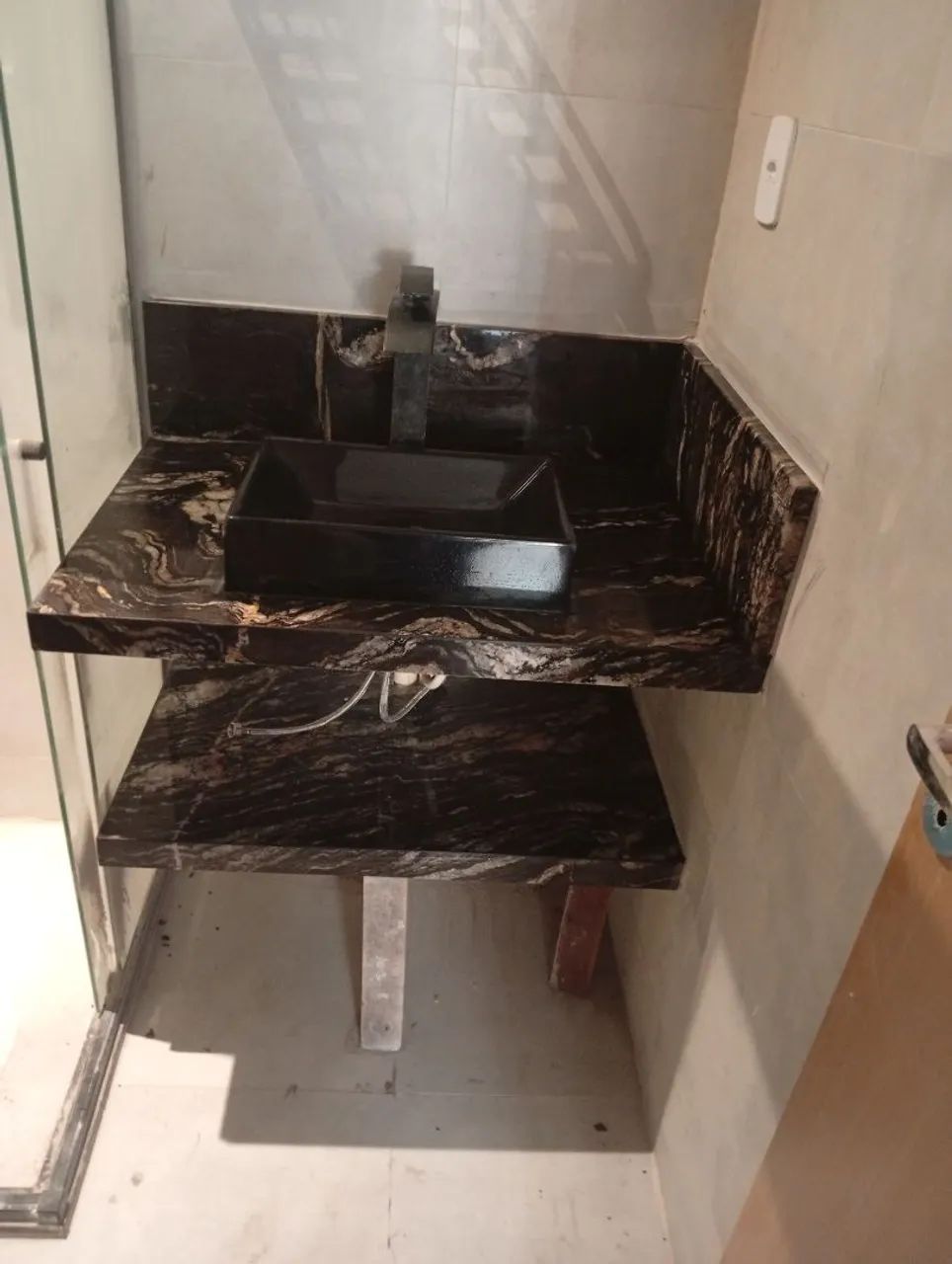 Bancada de banheiro com prateleira no quartizito  - Foto 3