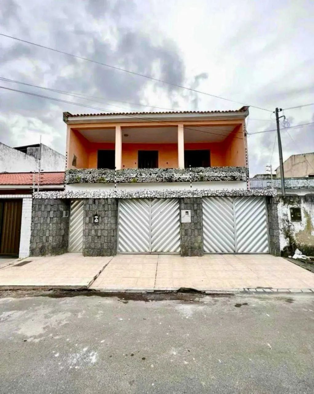 CASA DUPLEX EM RUA PÚBLICA NO ORLANDO DANTAS [3208]