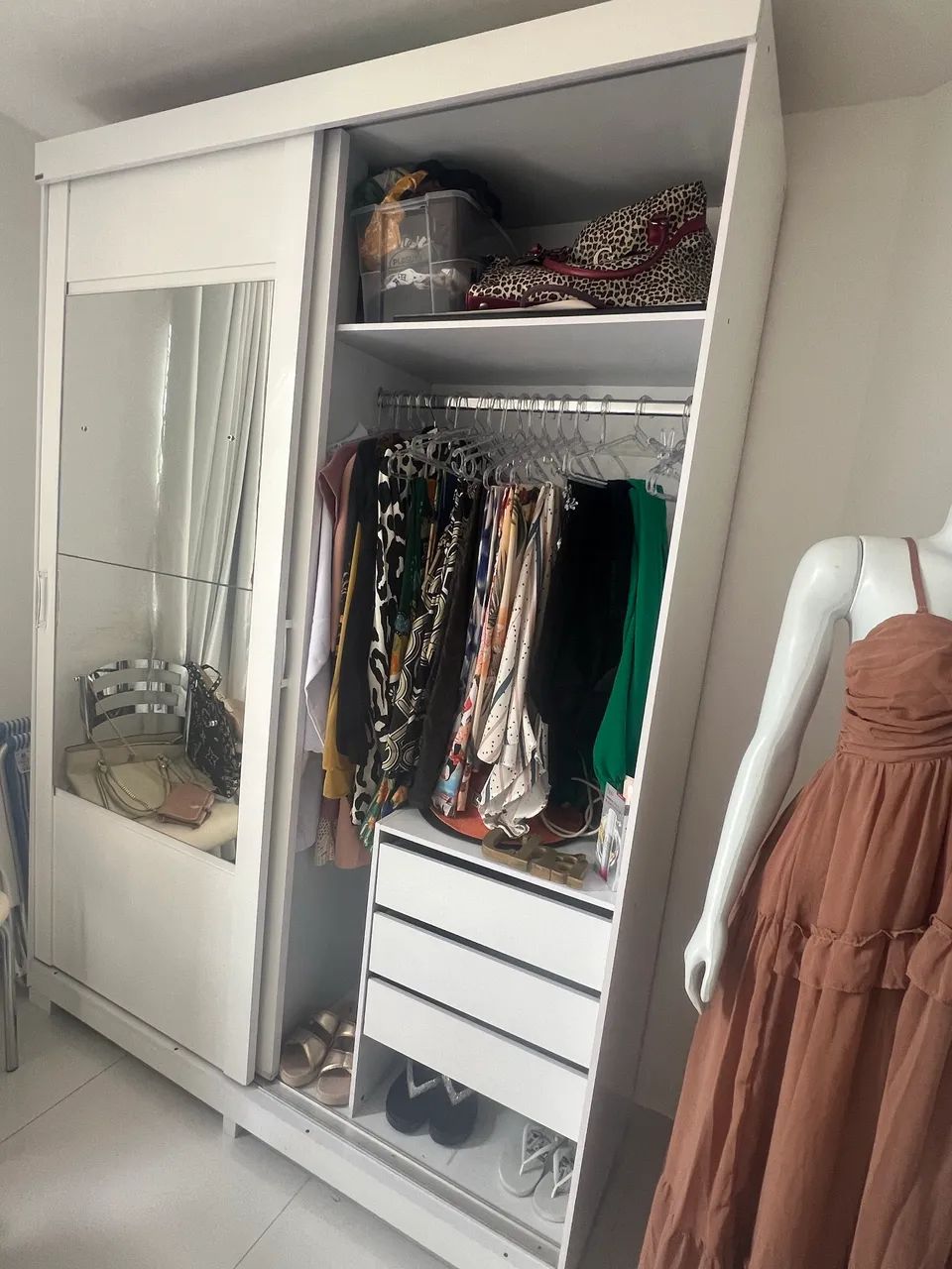 Guarda Roupas com Espelho Semi Novo
