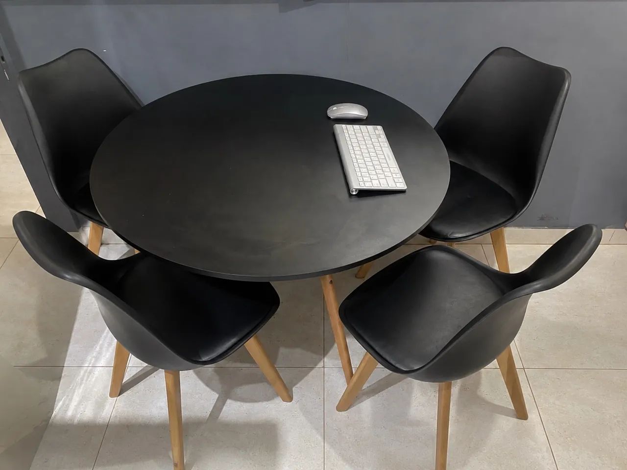 Mesa redonda muito nova 90cm 4 cadeiras