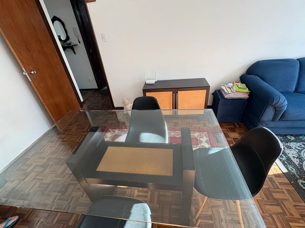 Mesa com 4 cadeiras e balcão 