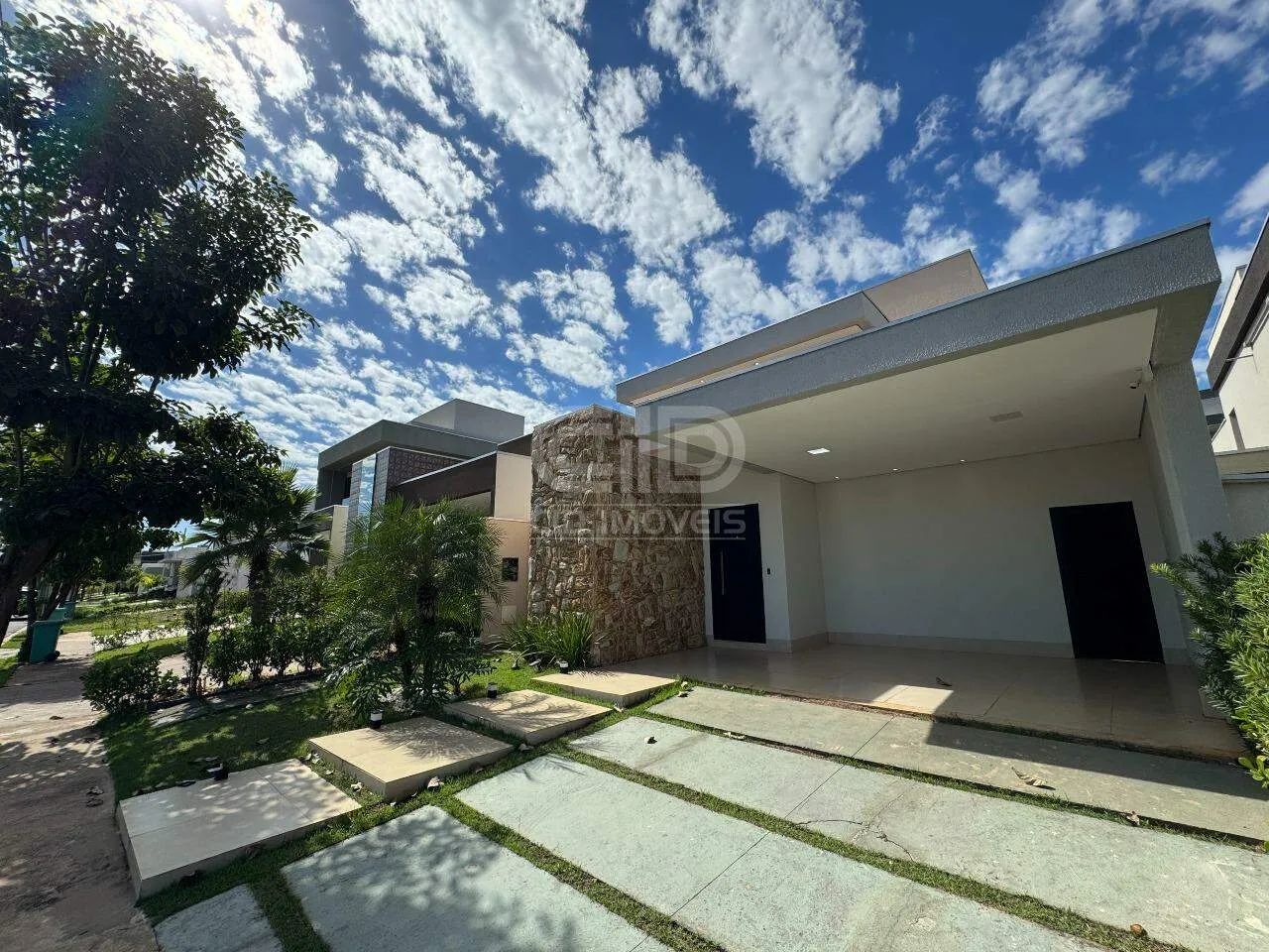 Casa com 3 Suítes e Piscina no Condomínio Belvedere II