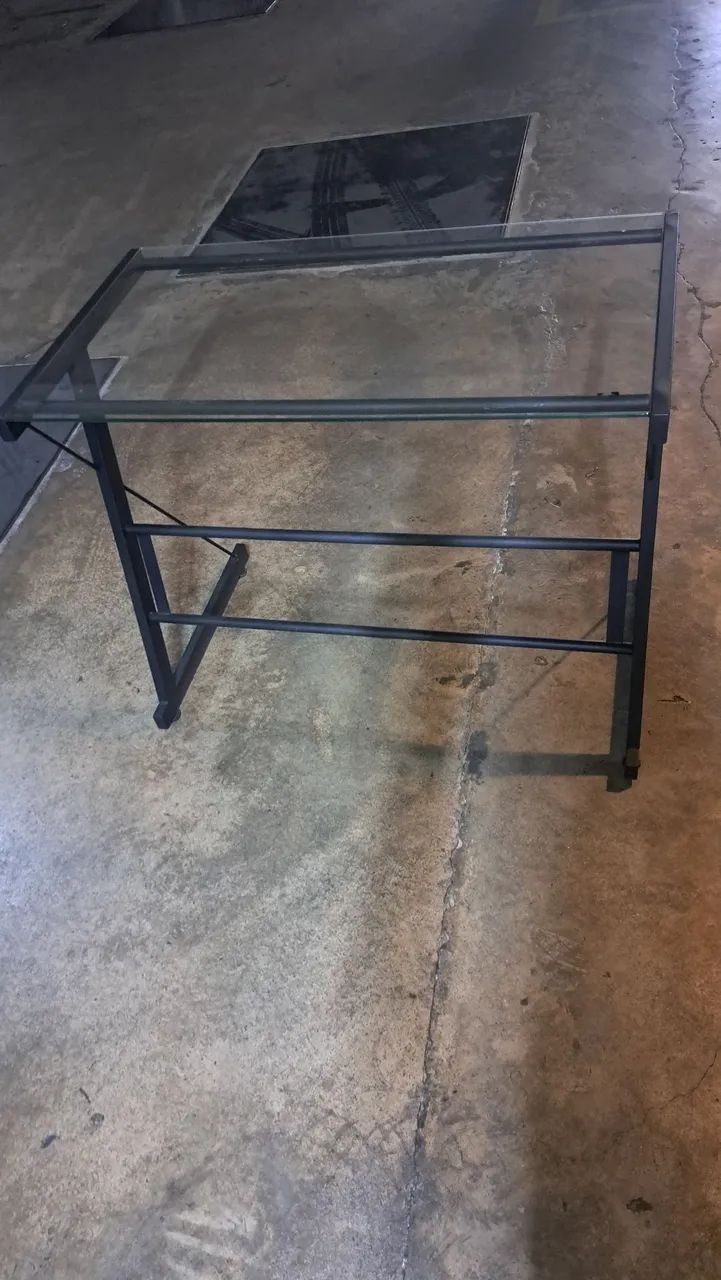 Escrivaninha com mesa de vidro