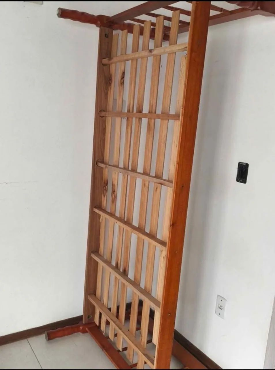 Cama de madeira 