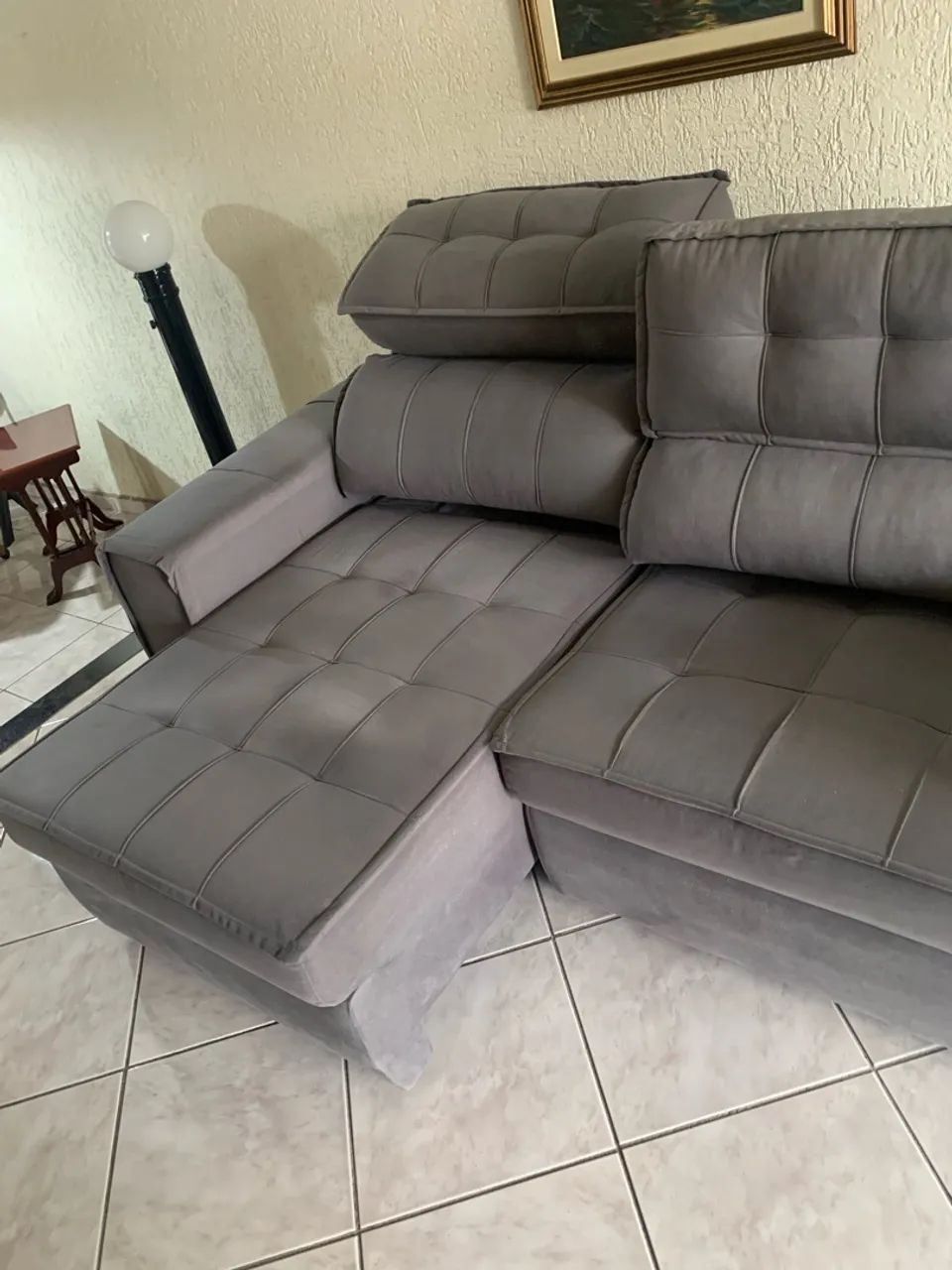 Sofá retrátil em suede cinza - Foto 3