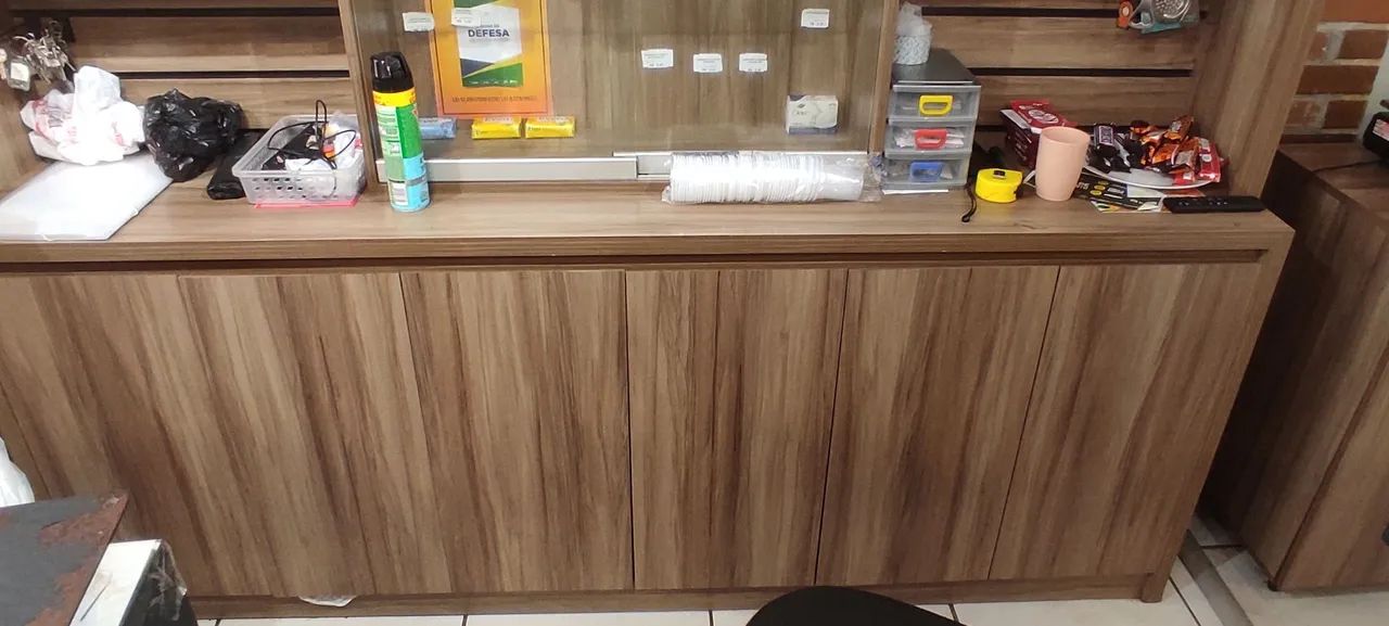 VENDO Estante em MDF com porta de vidro e compartimentos com porta 