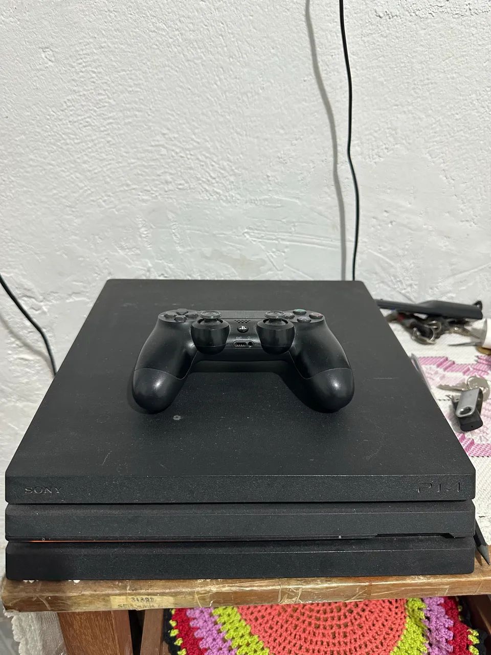 VENDE-SE PS4 PRO 1TB, FUNCIONANDO TUDO PERFEITAMENTE.