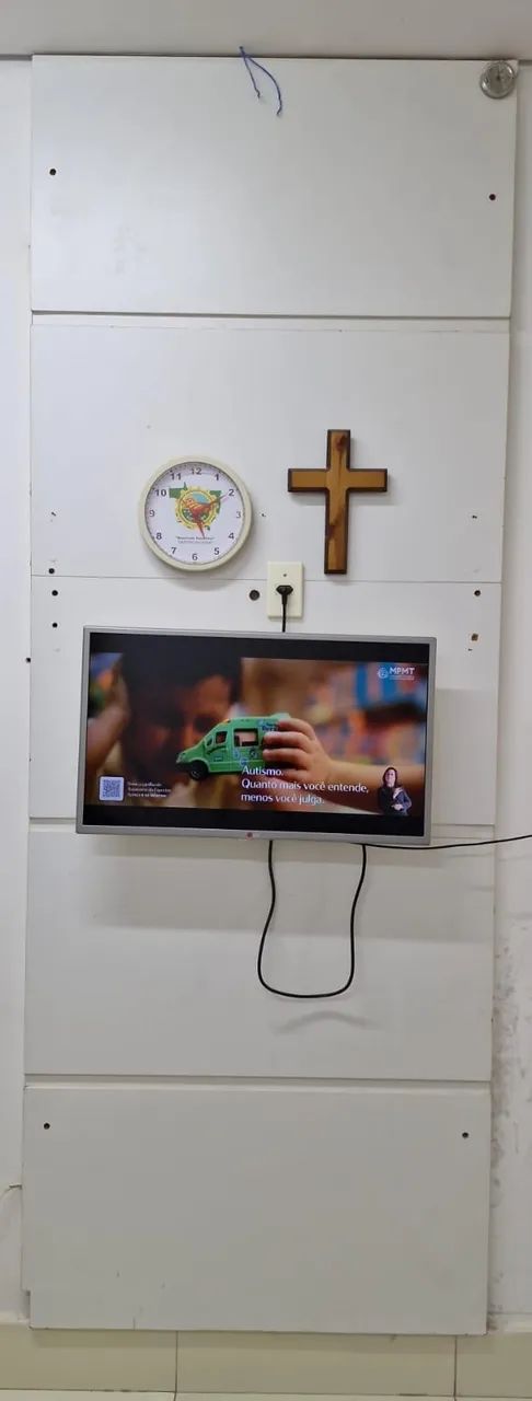 Painel em MDF branco, 270x100cm, para fixar TV