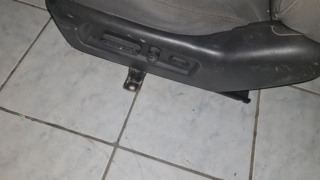 Banco dianteiro santa fé dar e vários carros só adaptar - Foto 5