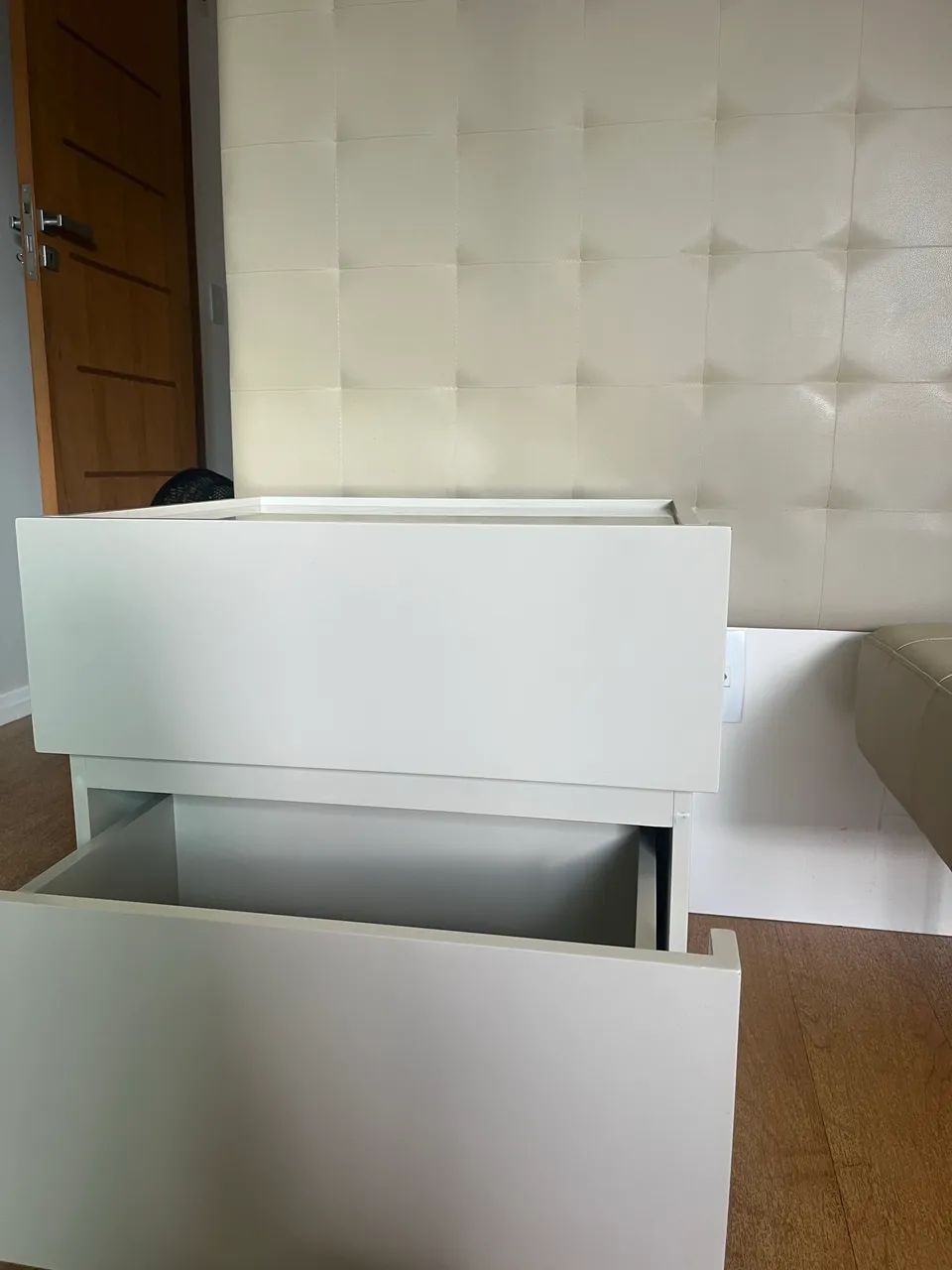 Conjunto de criados em laca e banco esfofado cama casal king . Padrão Prima Linea