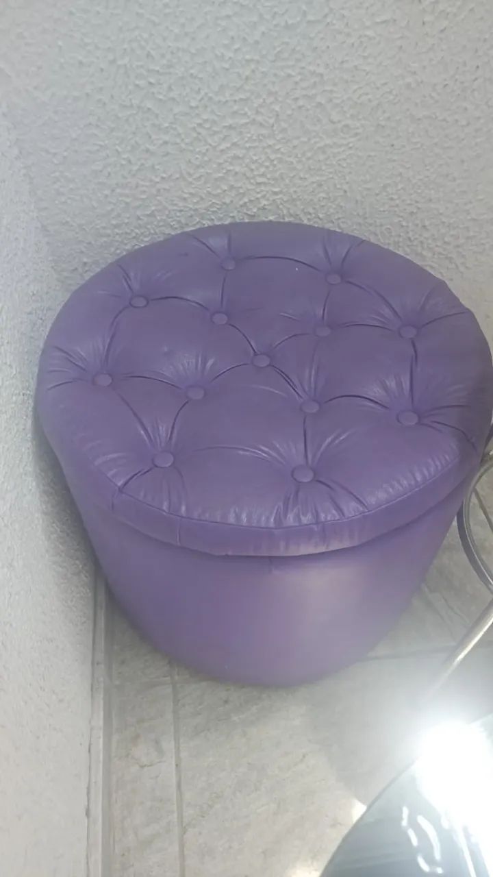 Puff Redondo Estofado Capitoné Roxo com Baú Usado BH