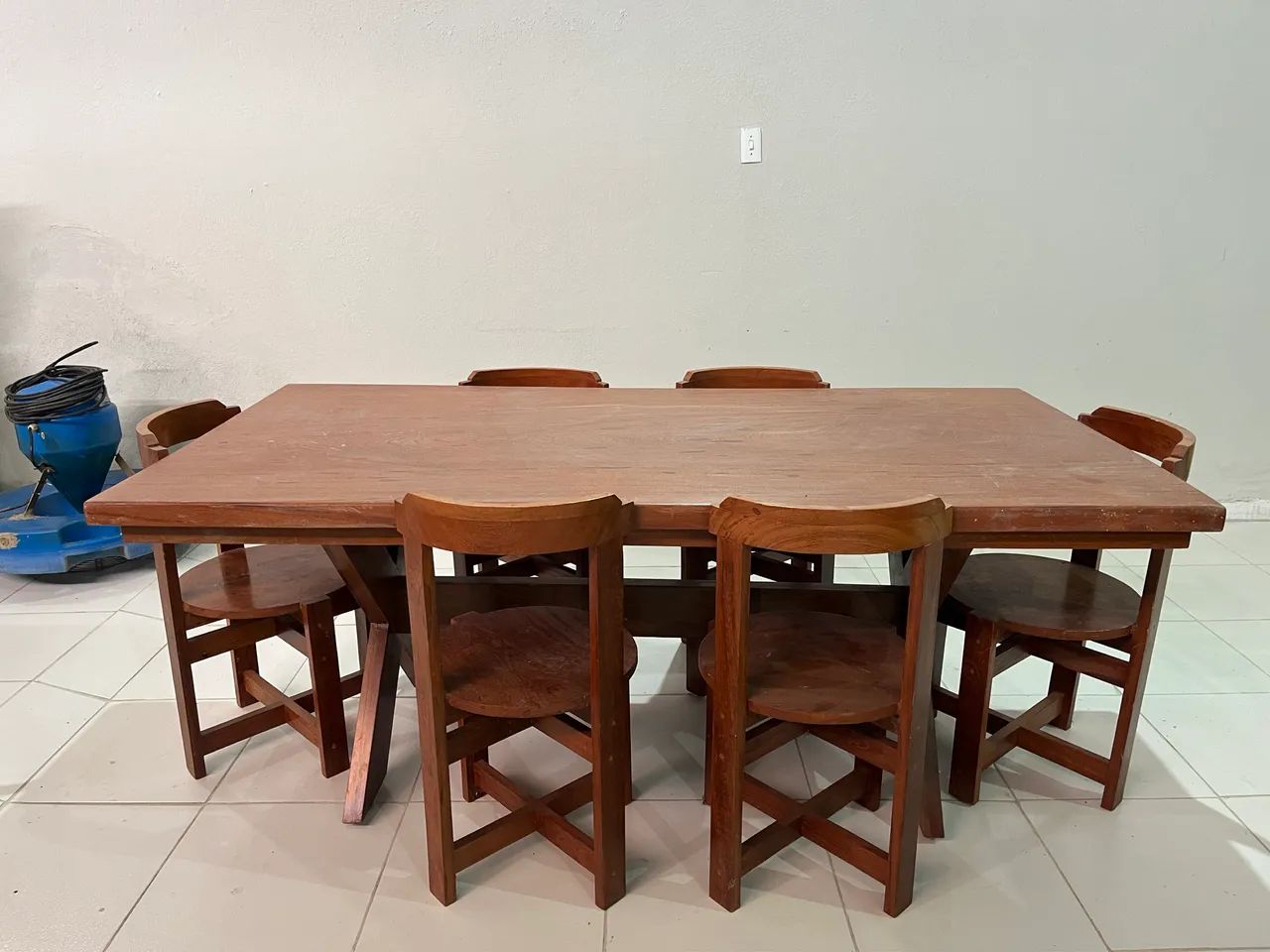 MESA DE JANTAR EM MADEIRA MACIÇA COM 6 CADEIRAS - Foto 5