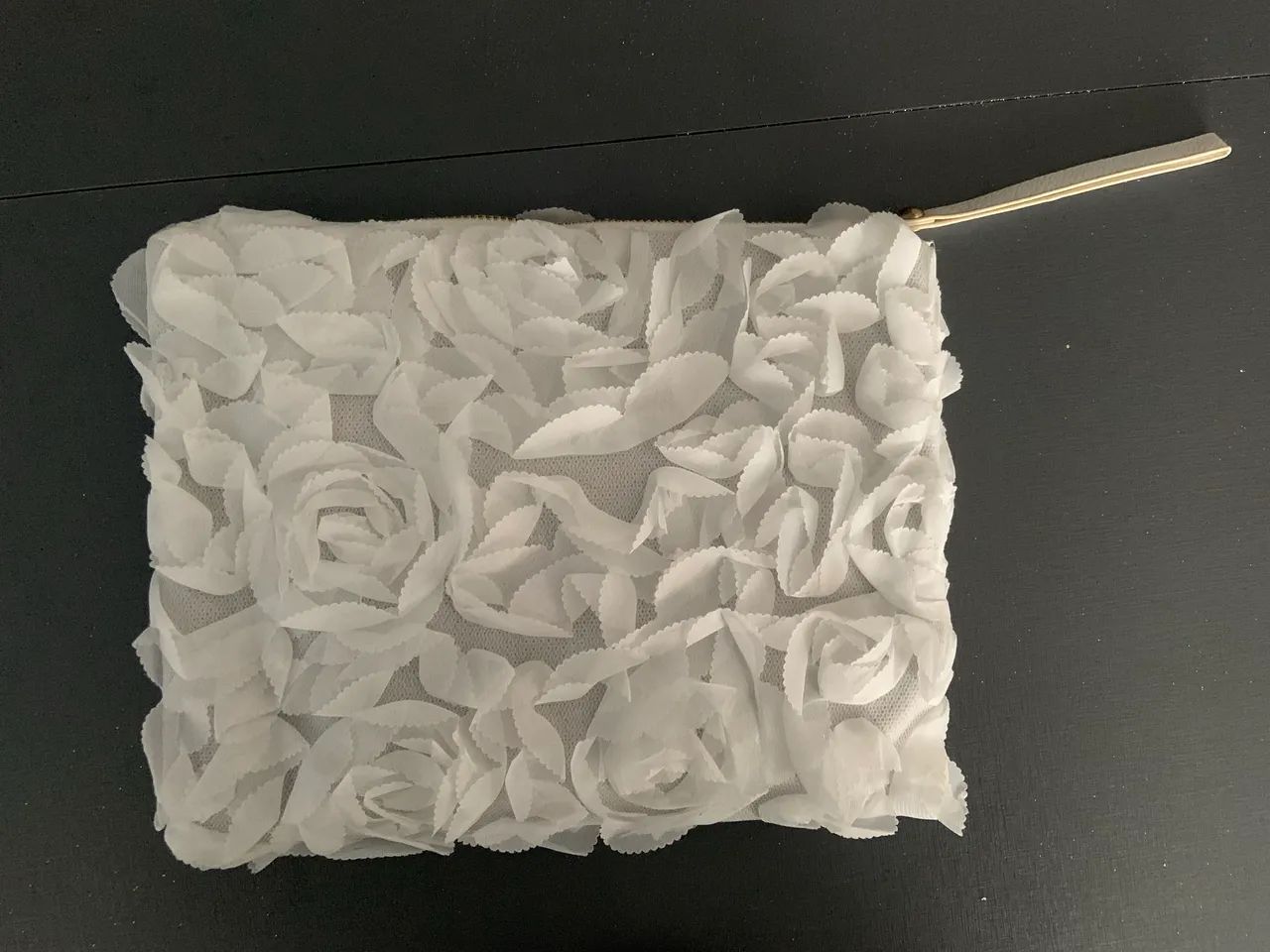 Bolsa diferenciada em tecido branca com aplique formando flores  - Foto 2