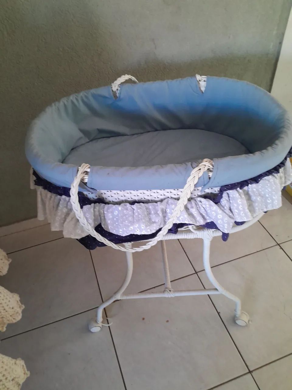 Berço redondo com rodas 