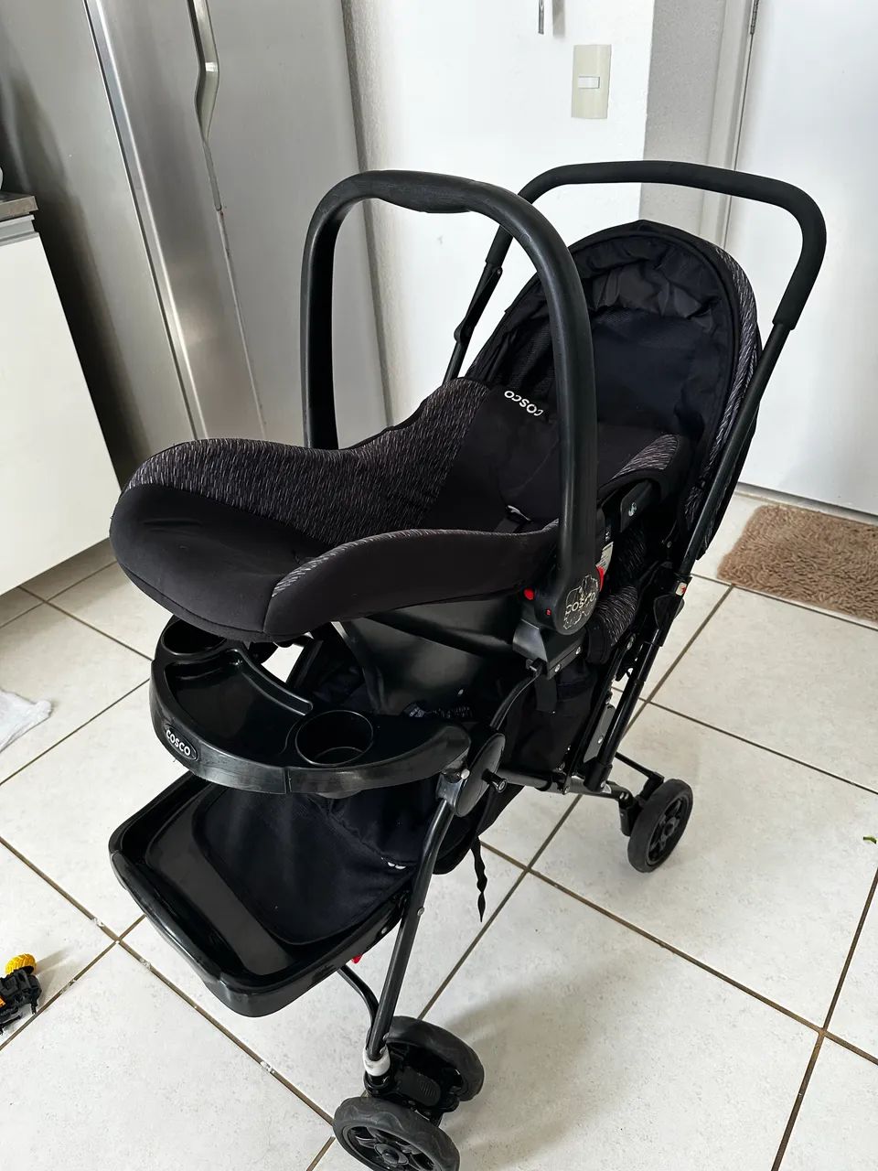 Carrinho de bebê e bebê conforto