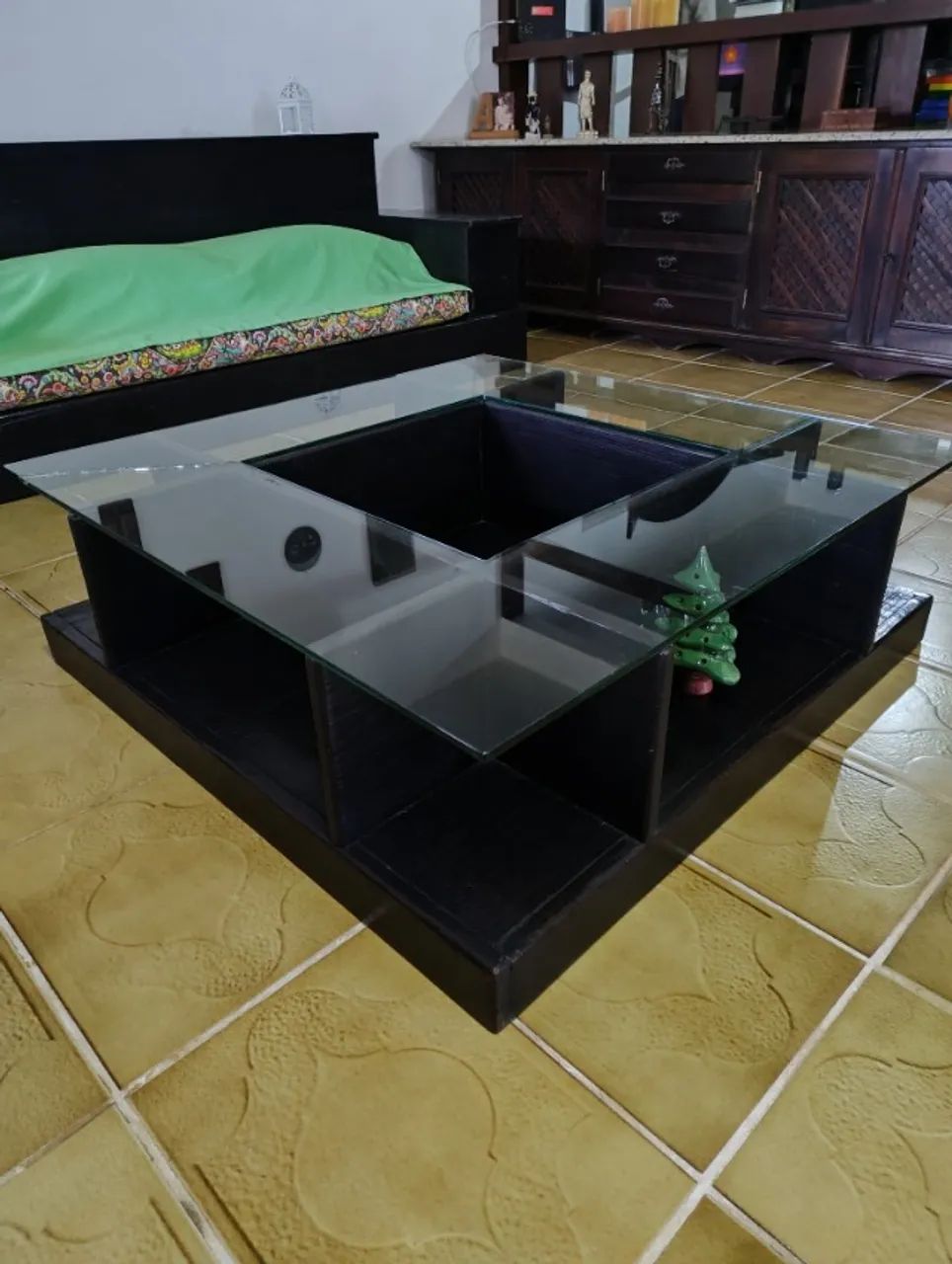 Mesa de centro de madeira maciça e tampo de vidro