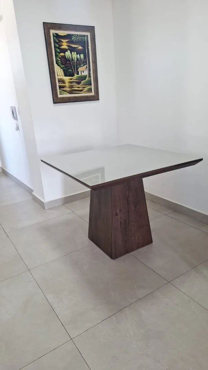 Mesa com tampo de vidro e com 4 cadeiras - Foto 4