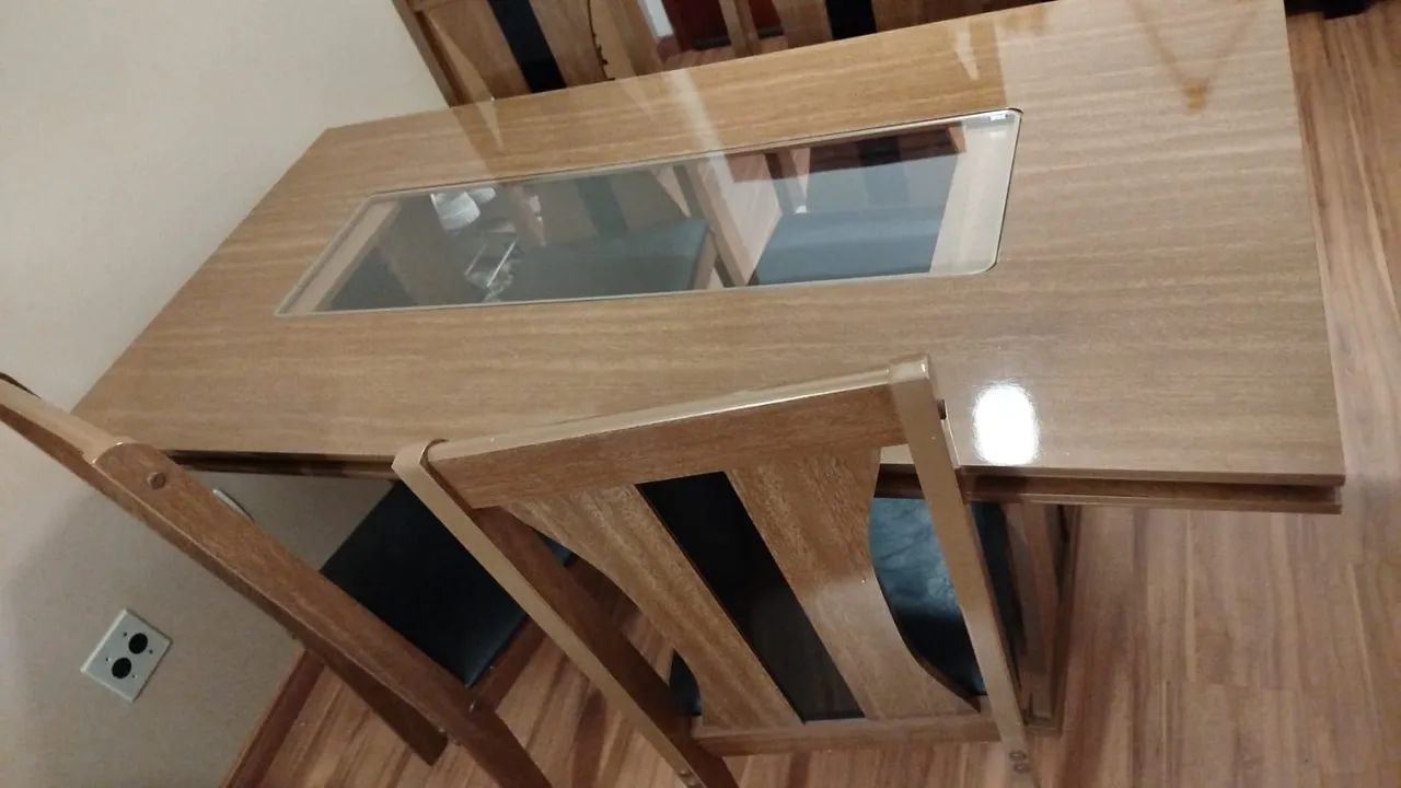 Mesa de jantar com 4 cadeiras 