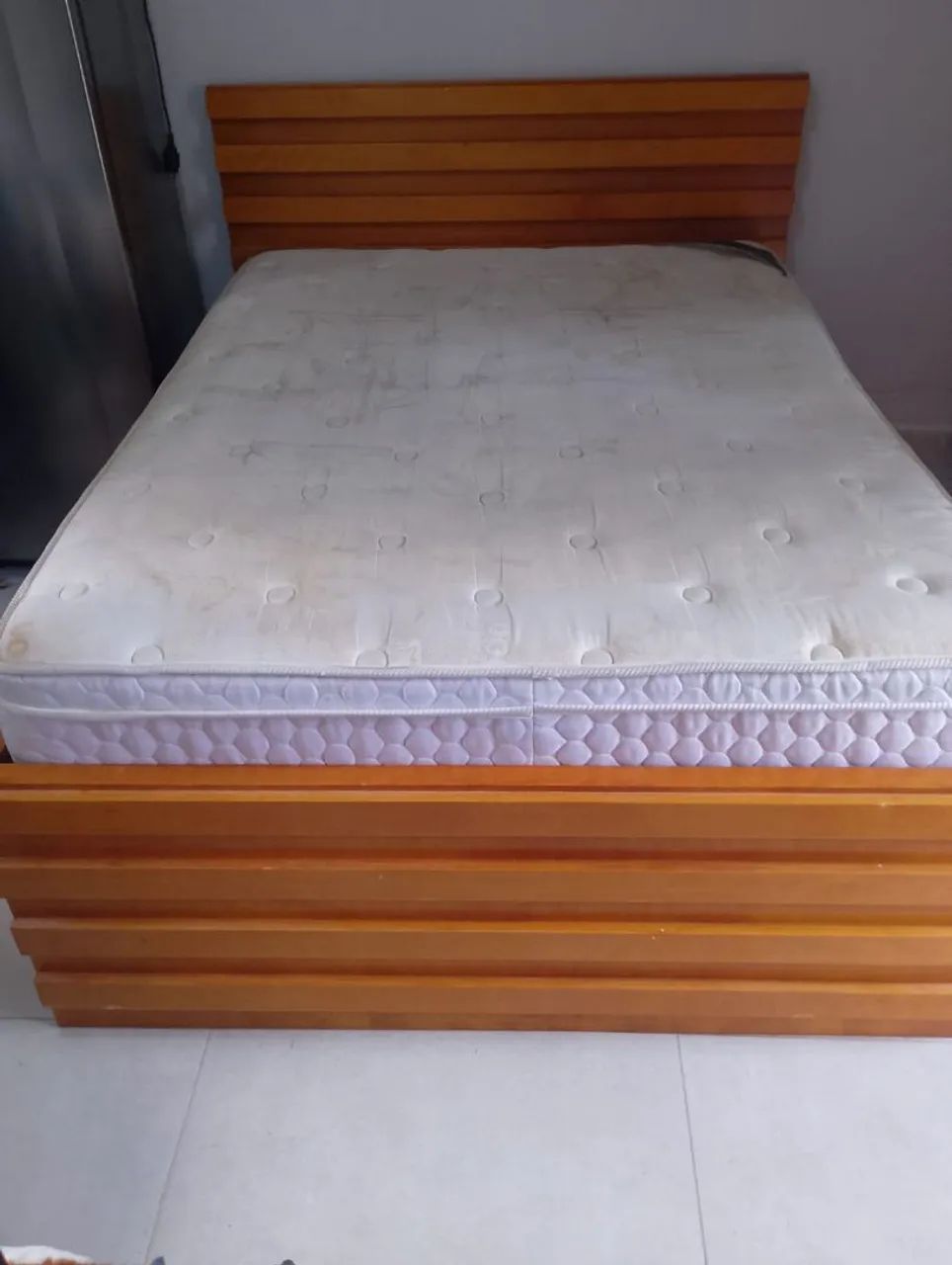 Cama de madeira com 4 gavetas e um colchão. - Foto 2