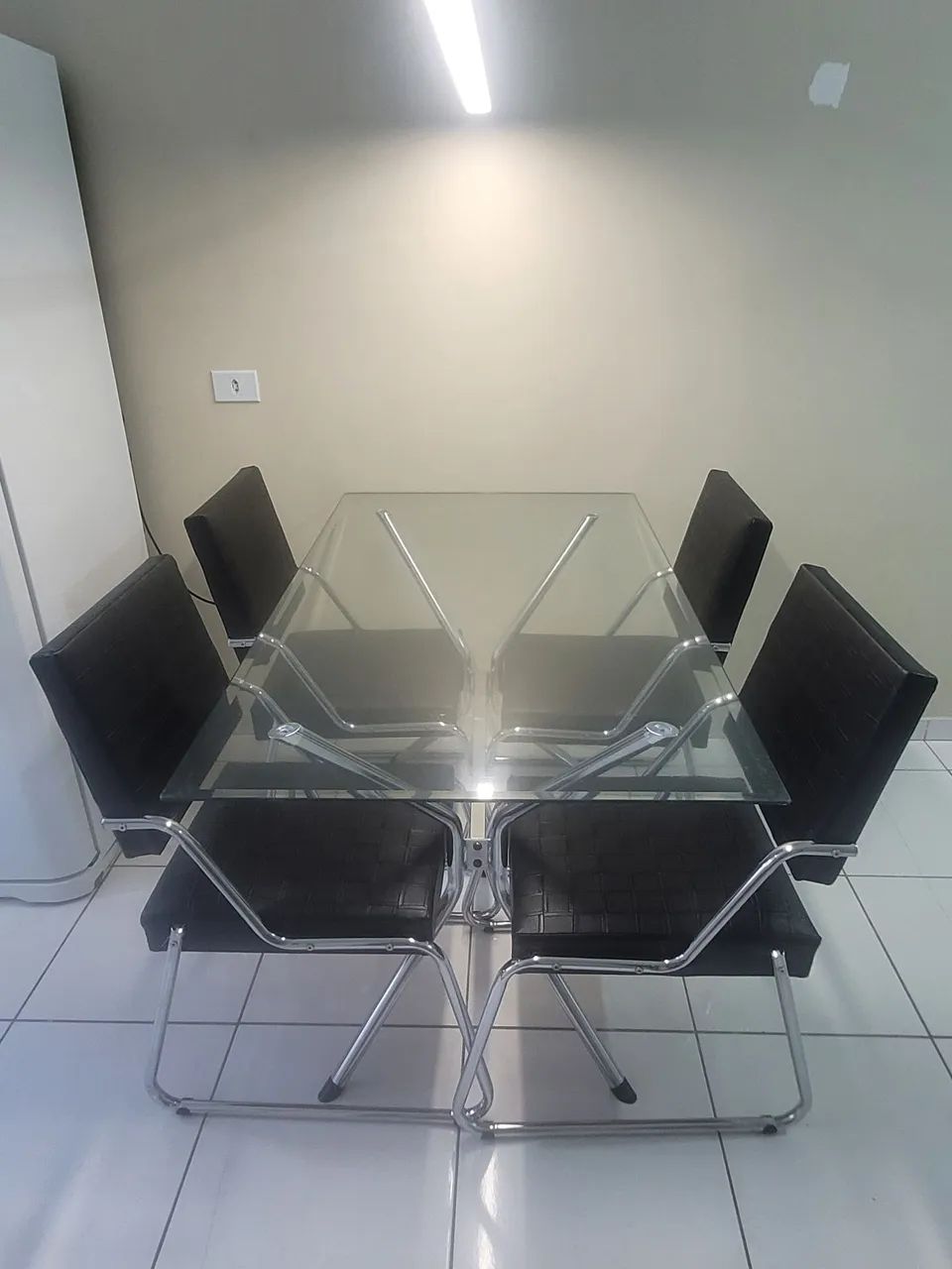 VENDO MESA COM 4 CADEIRAS