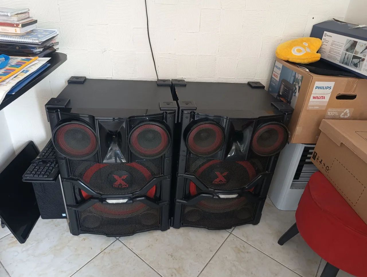Vendo 2 caixas de som LG com falantes de 15 e 10 polegadas 