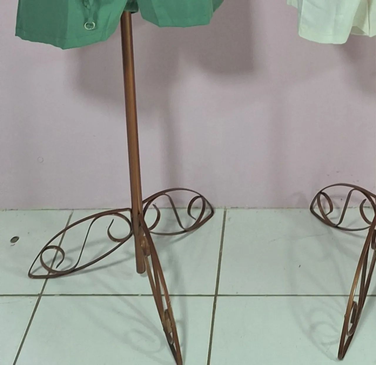 Manequin 46/48 feminino Busto com base vantagem dourada e tampa cromada removível  - Foto 2