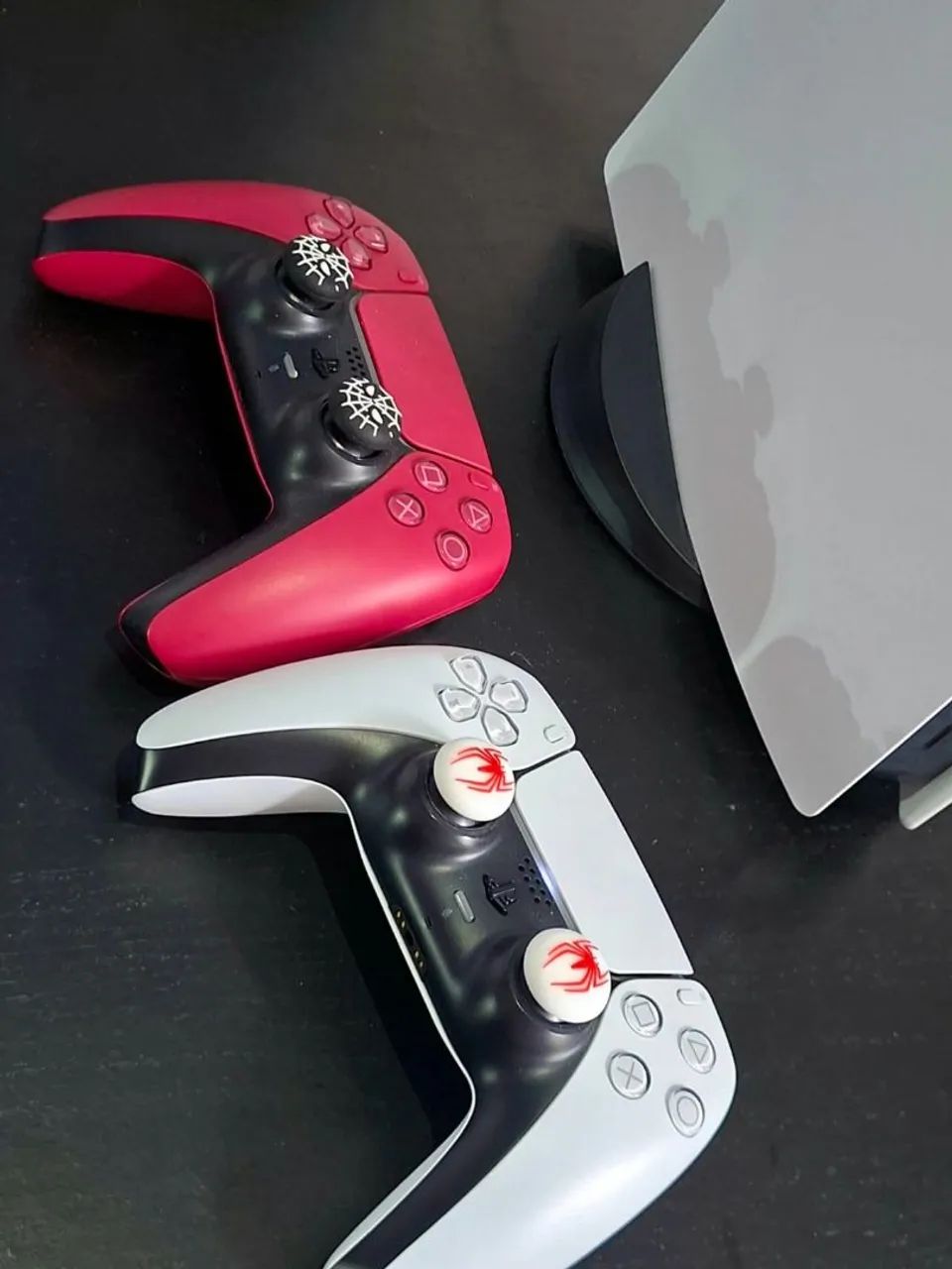 PS5 1TB com 2 controles e leitor de mídia física. - Foto 3