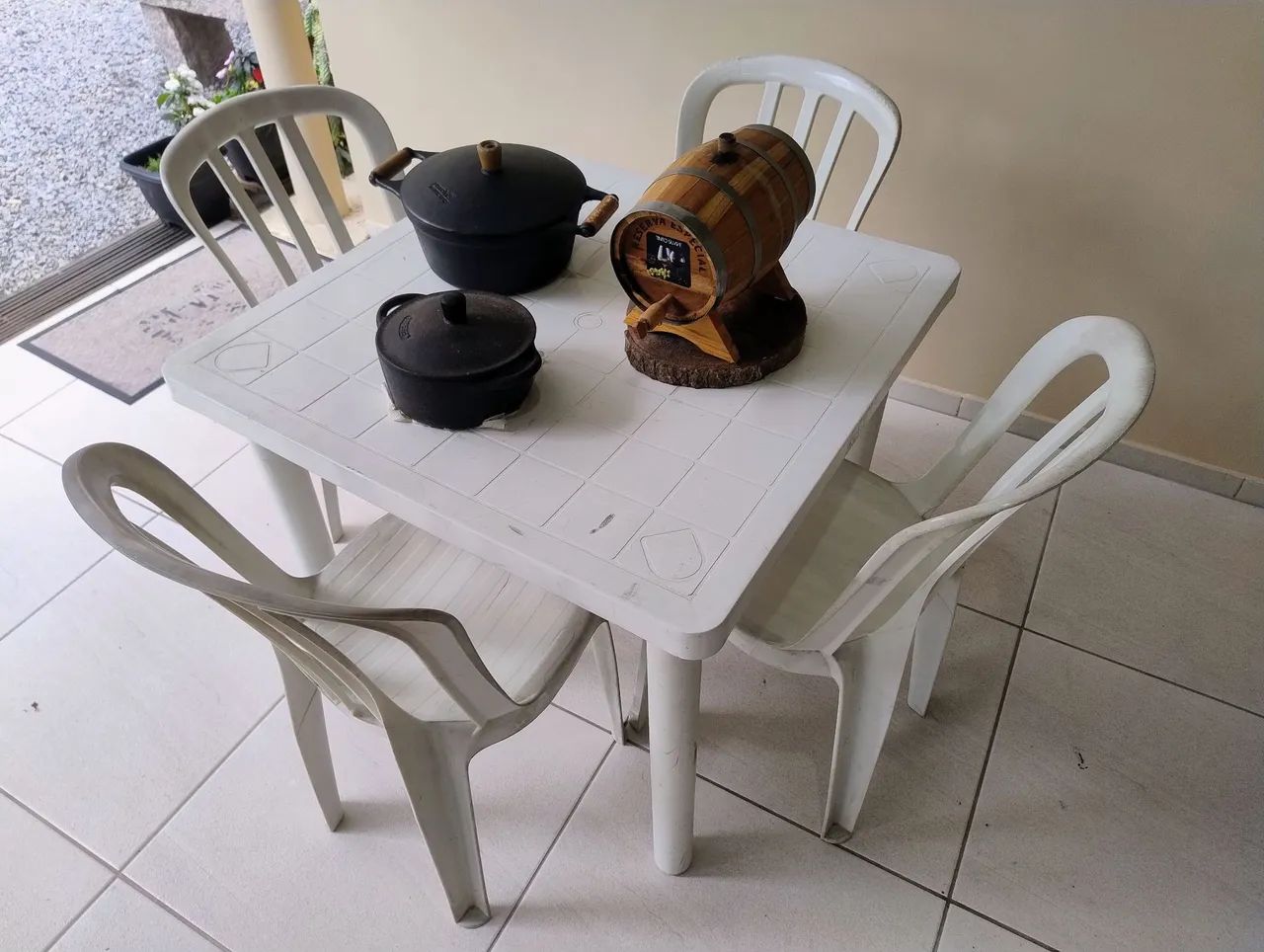 Vendo conjunto de mesa com cadeiras ( plástico) - Foto 4