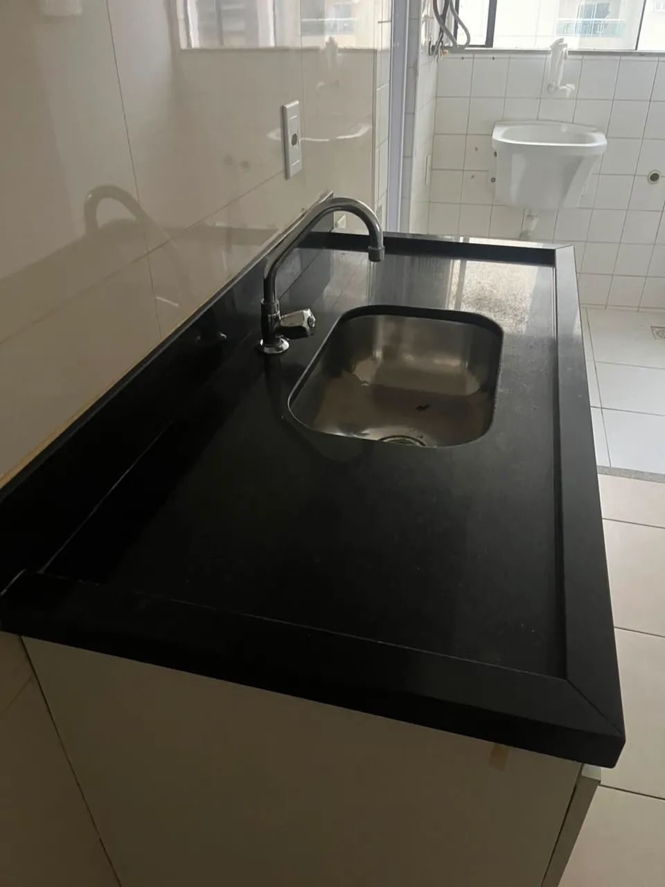 Vendo bancada em granito São Gabriel + armários de baixo - Foto 2