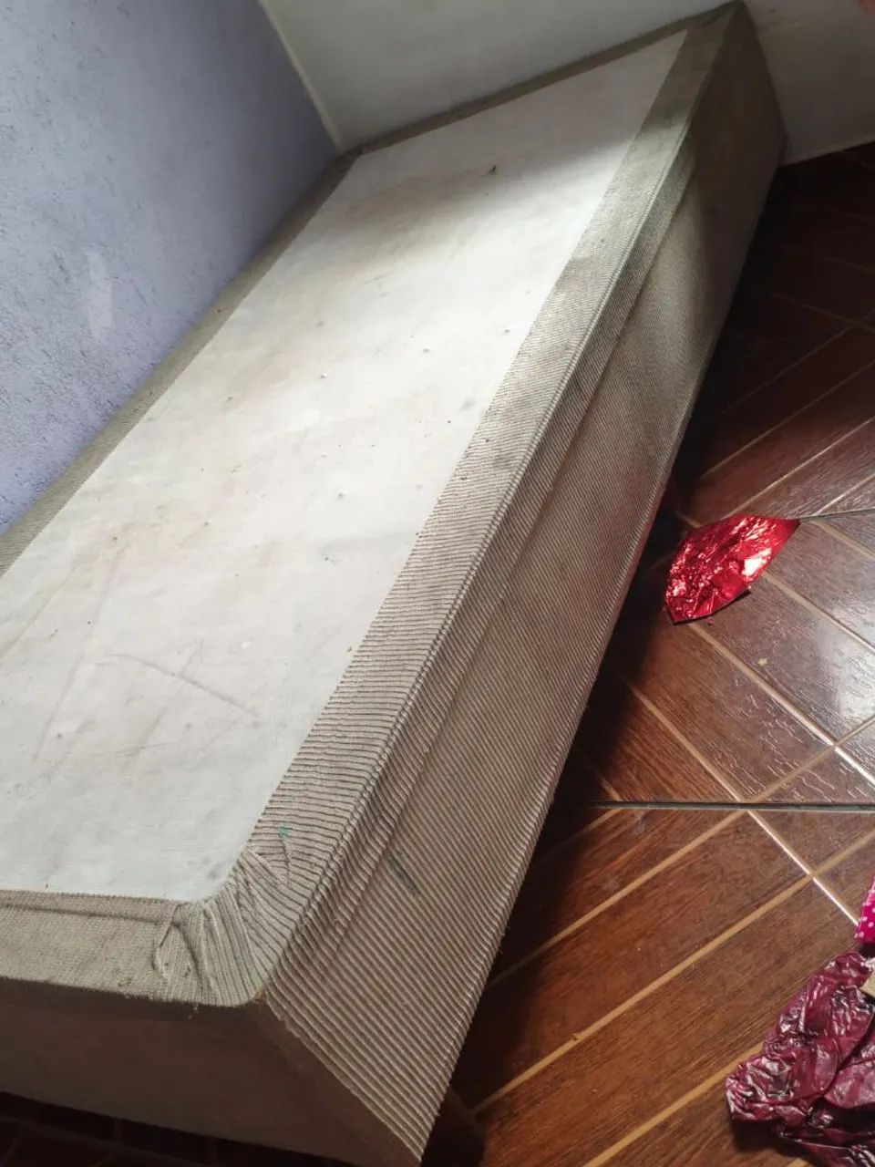 Base de cama box de solteira pés com rodinhas e intactas.e 
