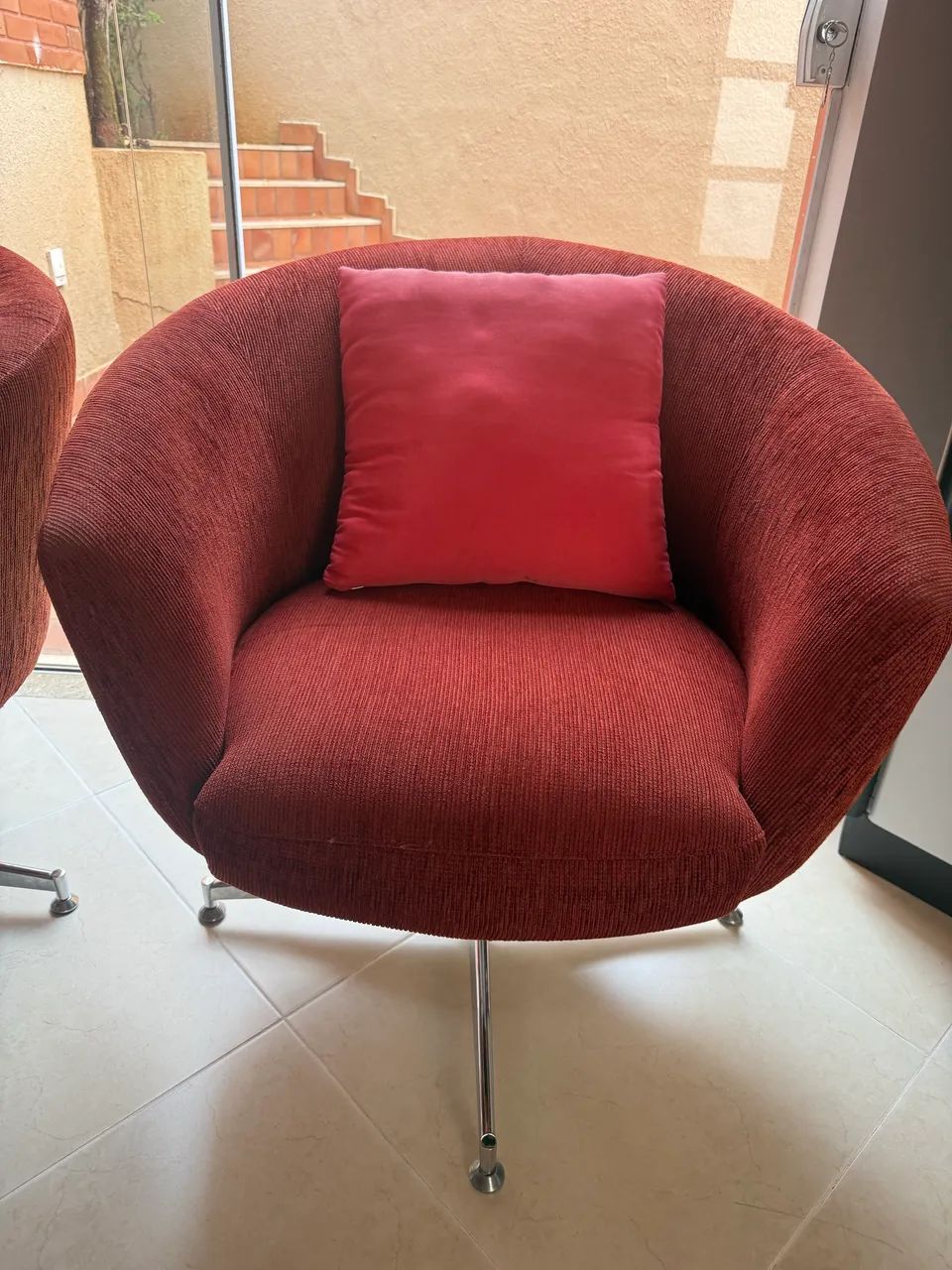 Poltronas Giratórias de Tecido com pés cromados  - Foto 3