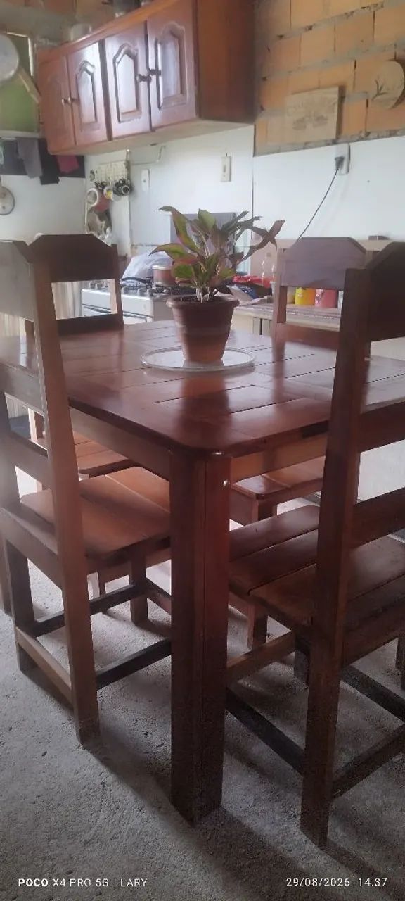 Mesa de madeira com 4 cadeiras  - Foto 4